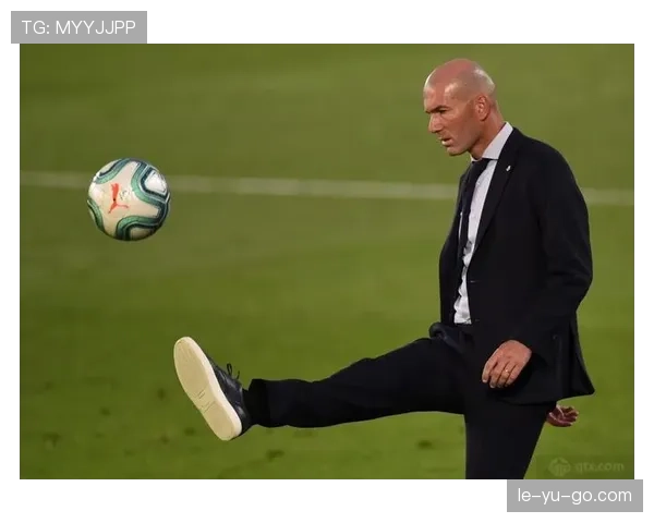 齐达内经典瞬间震撼重现，点燃球迷激情致敬足球传奇