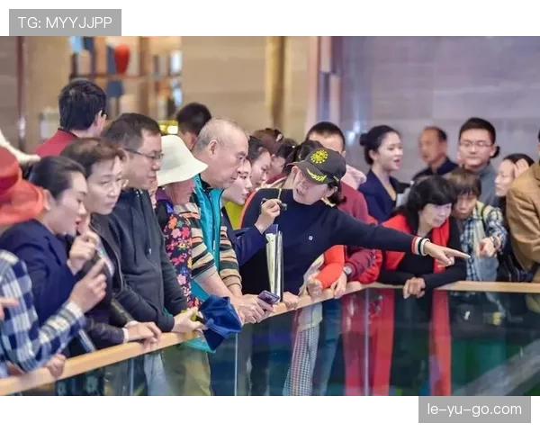 世界杯球场盛况空前，全球球迷共襄盛举彰显团结精神