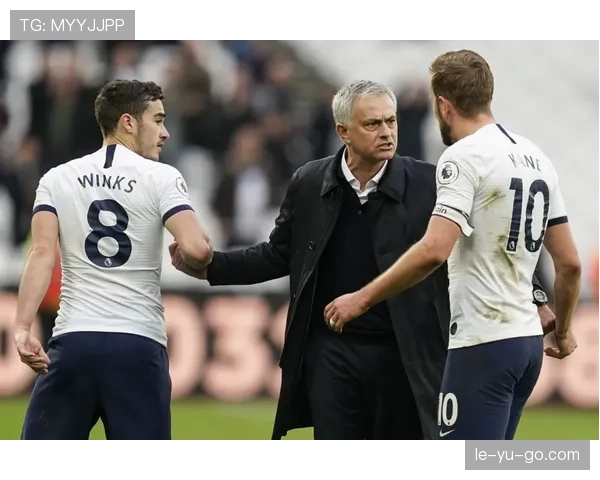 穆里尼奥战术革新：精妙团队站位助球队强势复苏，表现惊艳