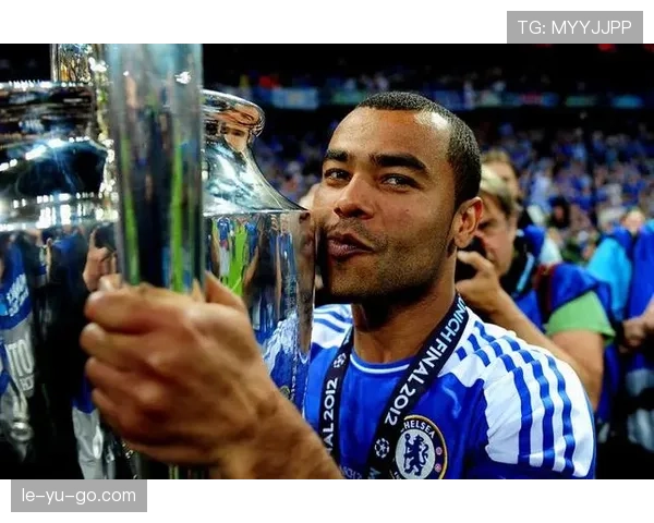 阿什利·科尔与埃弗拉在体系驱动下防线位置出现偏移趋势 阿什利·科尔与埃弗拉在体系驱动下防线位置出现偏移趋势