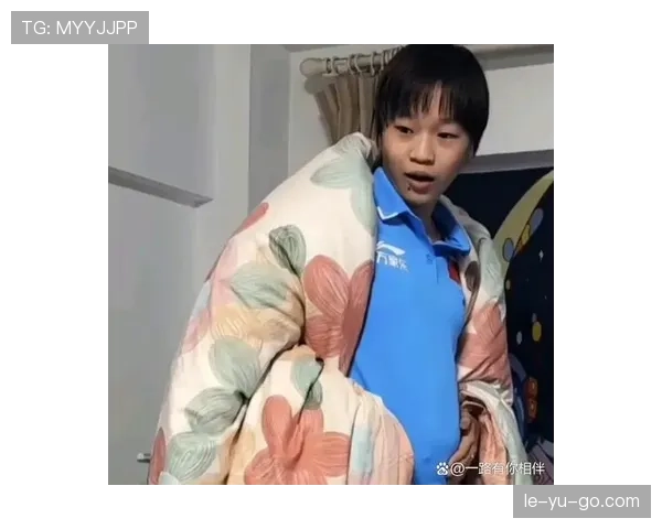 全红婵回家路上还在啃苹果，下一秒就被塞进豪车